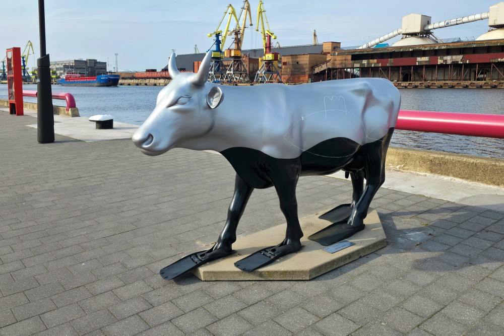 Skulptūra Jūras govs Ostas ielas promenādē Ventspilī