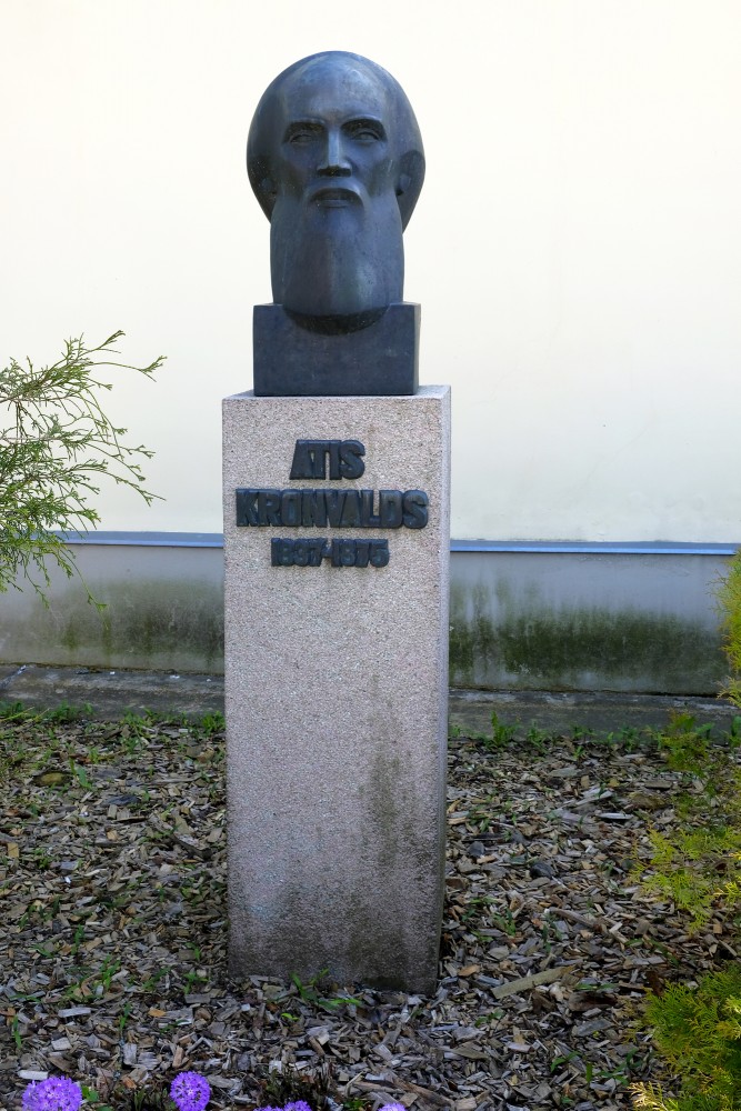 Ata Kronvalda piemineklis Durbē