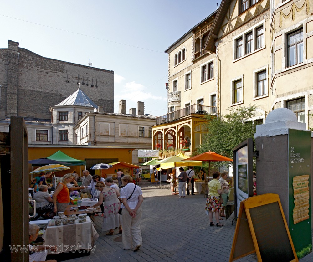 Tirdziņš Ārstu biedrības pagalmā Rīgā