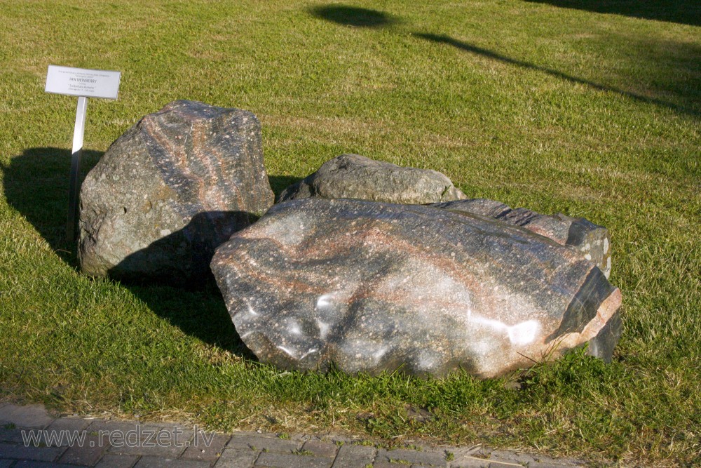 Ian Newberry skulptūra "Sašķeltais akmens" (Zviedrija) 