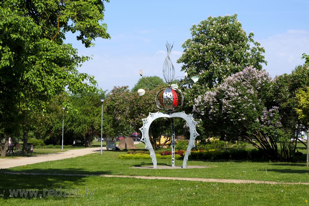 Fruktus bumbūls Ozolskvērā