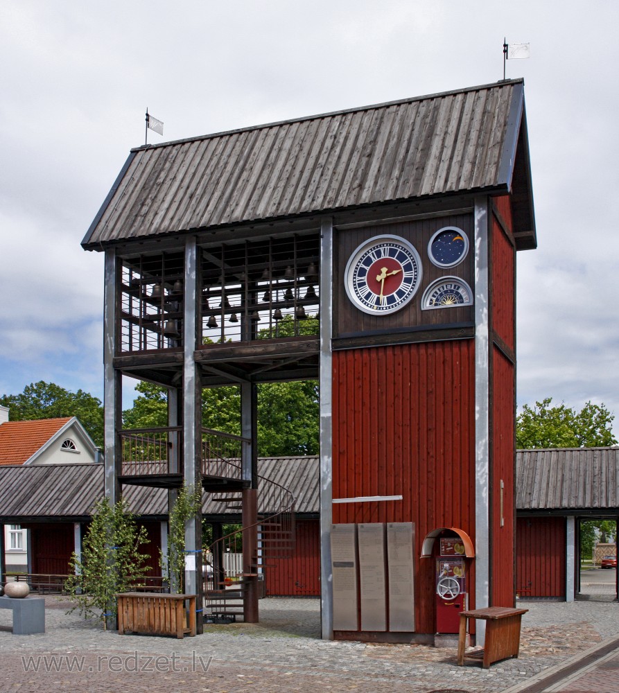 Kariljonu pulksteņu tornis Ventspils tirgus laukumā