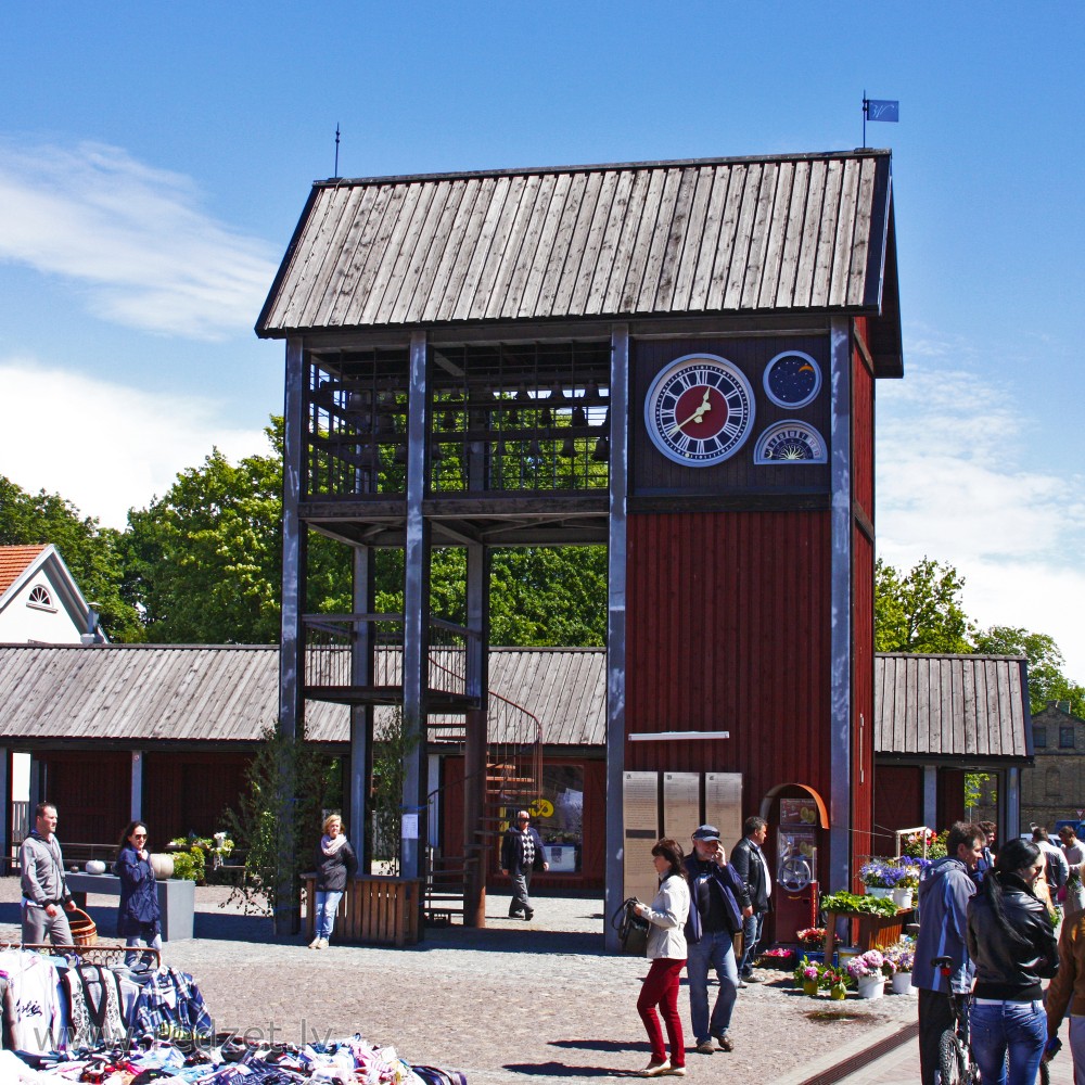 Kariljonu pulksteņu tornis Ventspils tirgus laukumā