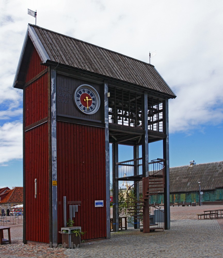 Kariljonu pulksteņu tornis Ventspils tirgus laukumā