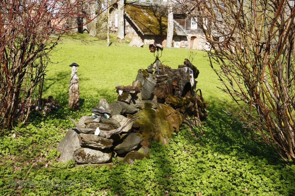 Skulptūra no akmens un lūžņiem