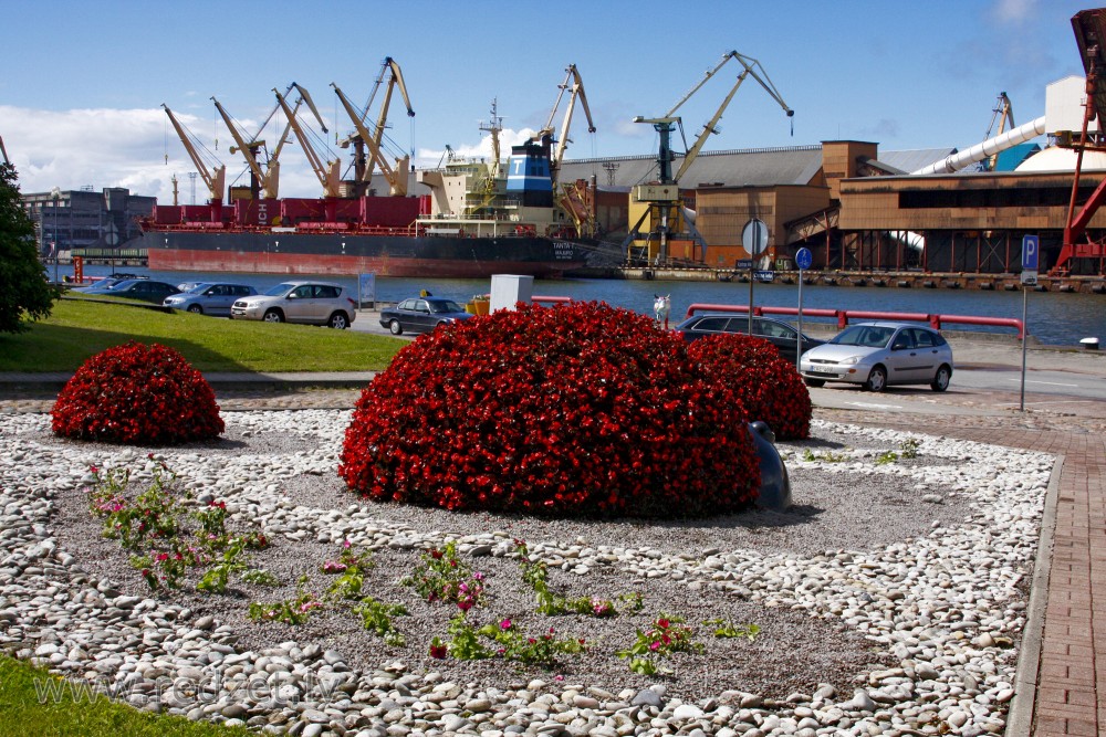 Puķu skulptūras “Mārītes”