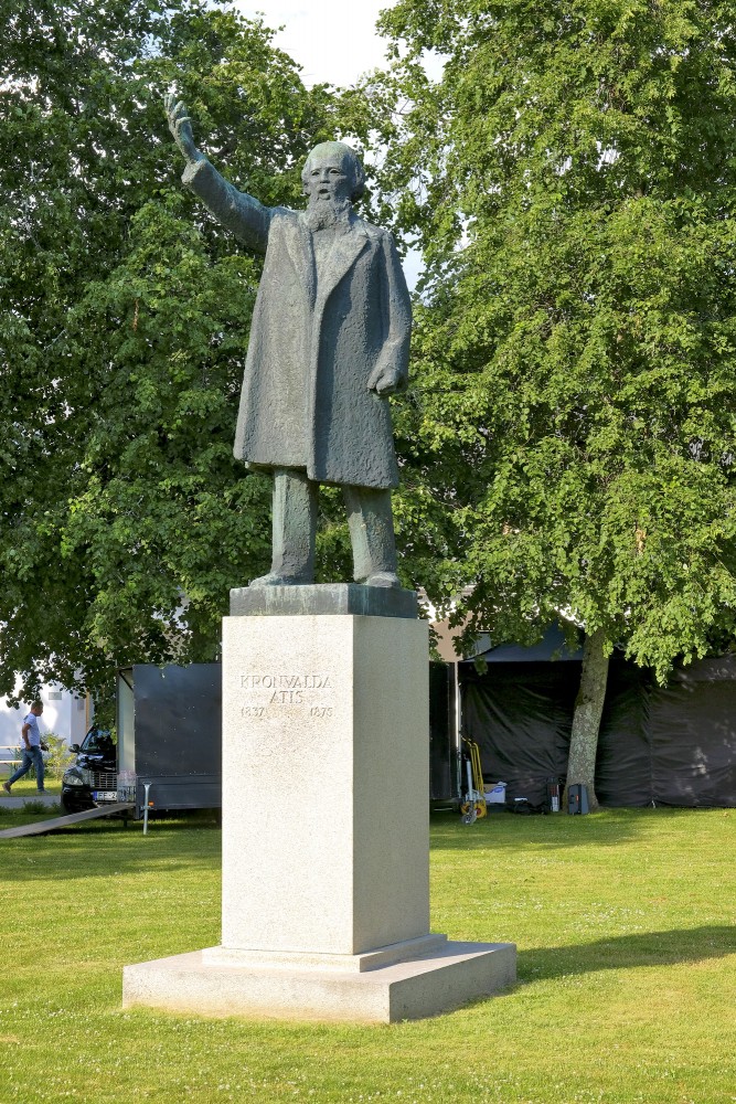 Piemineklis Atim Kronvaldam Siguldā
