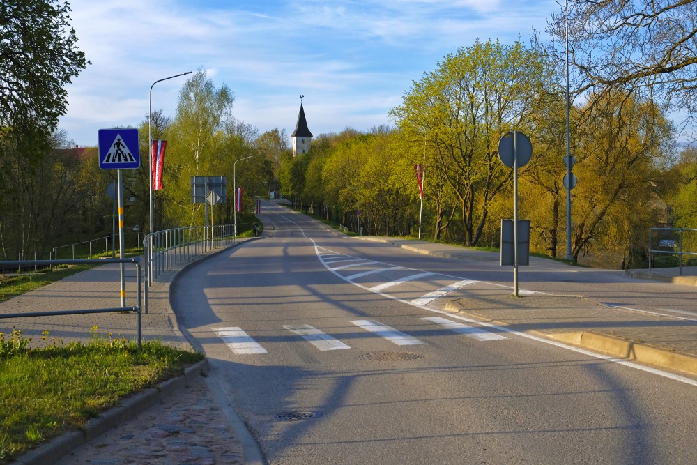 Priekules ainava ar baznīcas torni