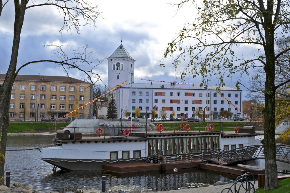 Pontons - Banketu zāle Silva uz ūdens un Sv. Trīsvienības baznīcas tornis