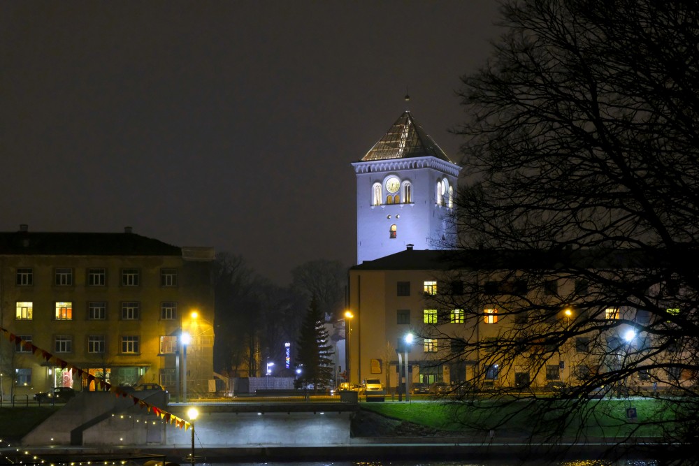 Skats no Pasta salas uz Jelgavas Sv. Trīsvienības baznīcas torni