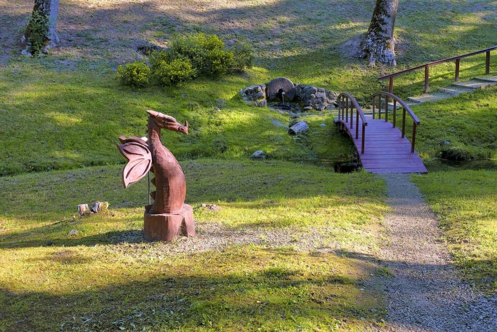 Koka skulptūra - Pūķis