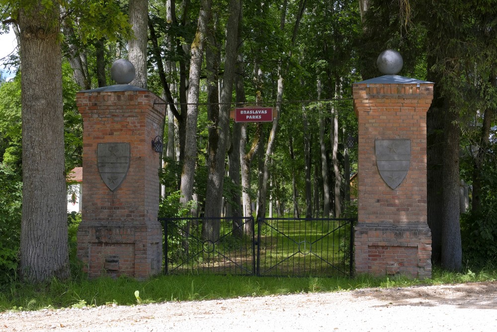 Braslavas muižas parks