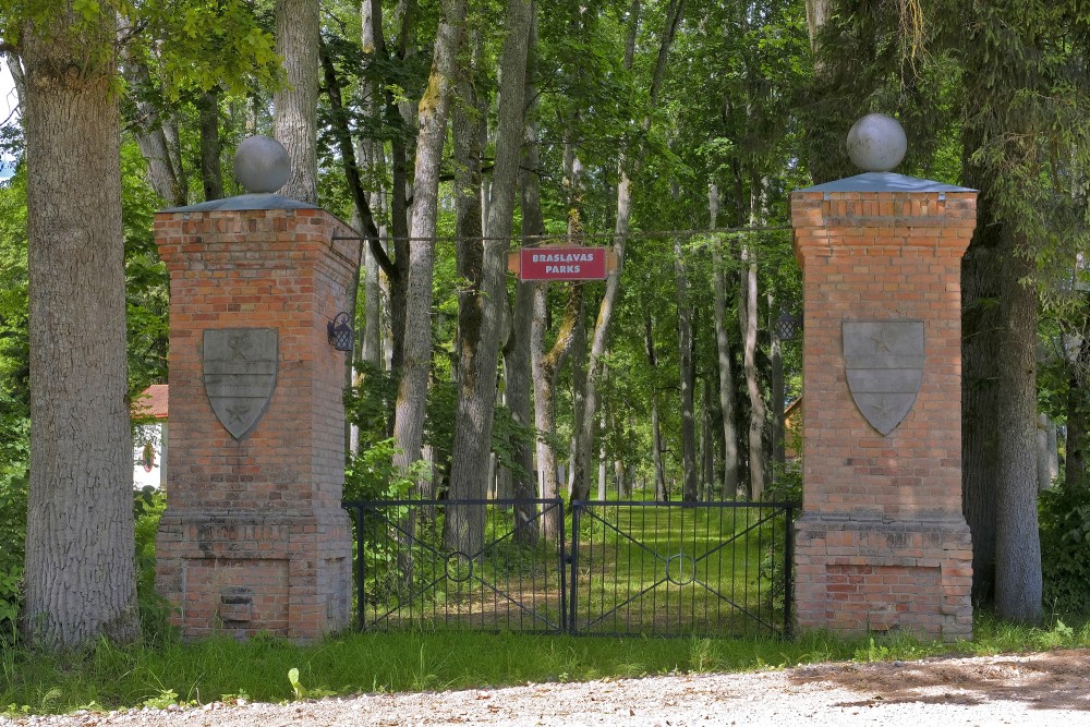 Braslavas muižas parks