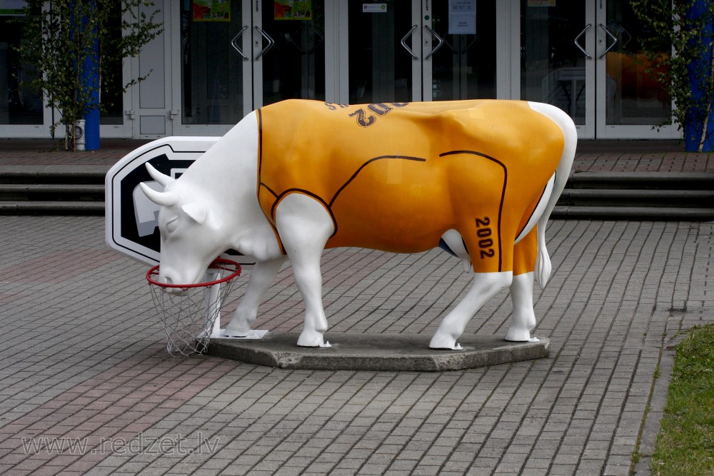 Sculpture – Basketball cow Ms. Moo-dunk (Ventspils)