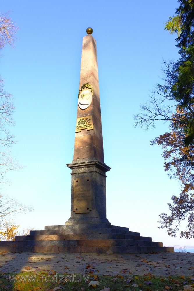 Granīta obelisks Alūksnes pils parkā