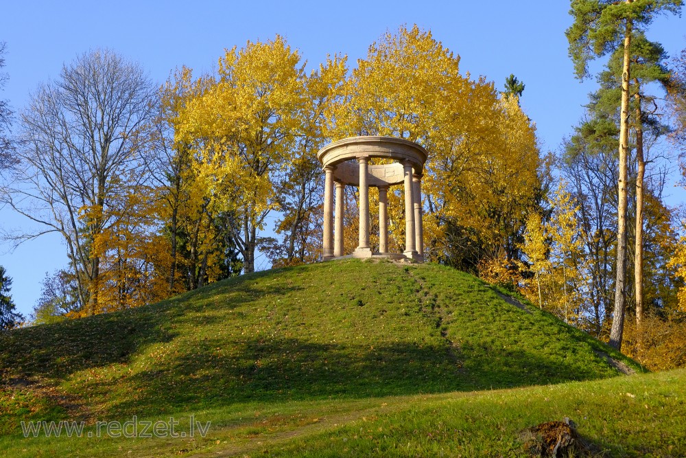 Paviljons – rotonda Tempļakalna parkā Alūksnē