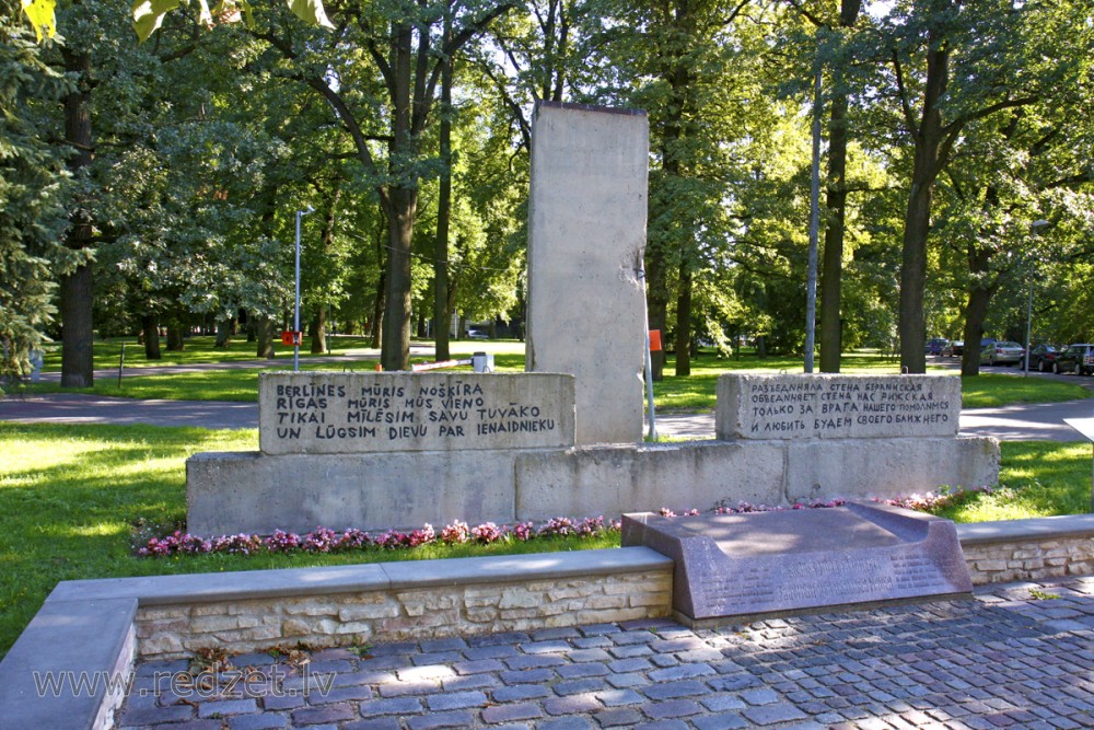 Berlin Wall - Barricades Memorial