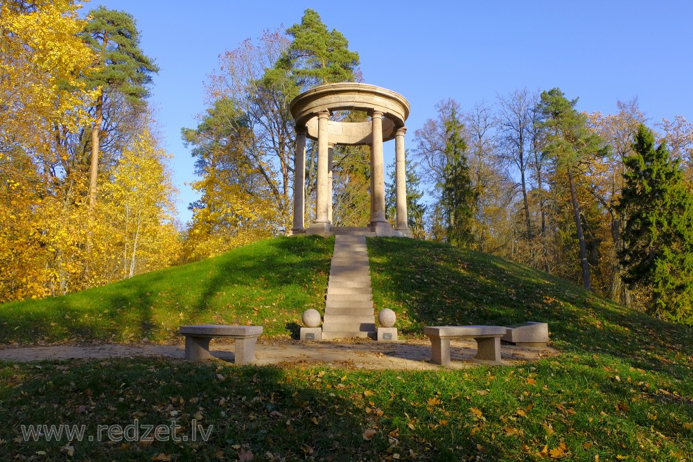 Paviljons – rotonda Tempļakalna parkā Alūksnē