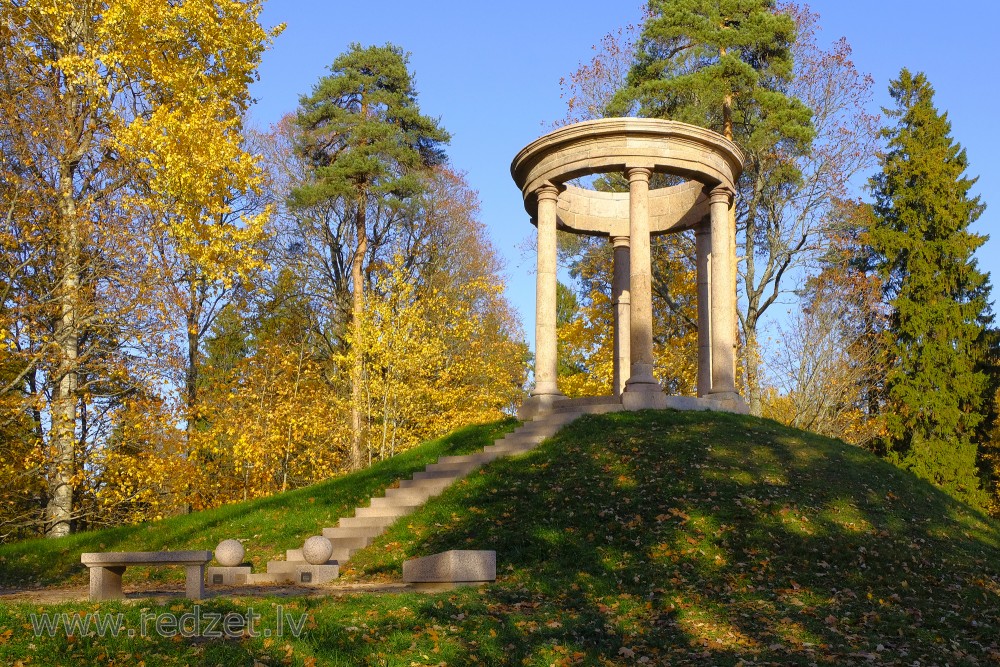 Paviljons – rotonda Tempļakalna parkā Alūksnē