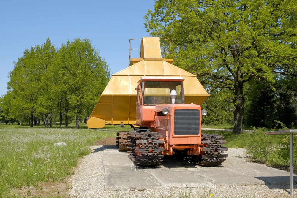 Kāpurķēžu traktors un kūdras savākšanas mašīna