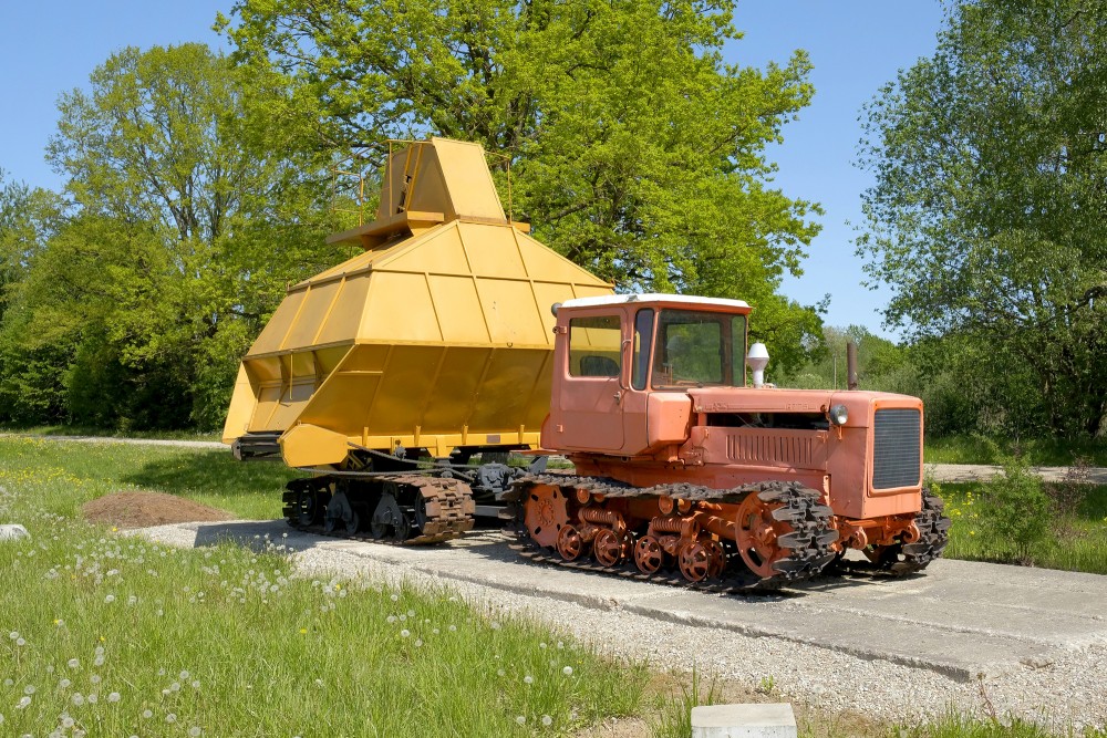 Kāpurķēžu traktors un kūdras savākšanas mašīna (Tehnikas ceļš)