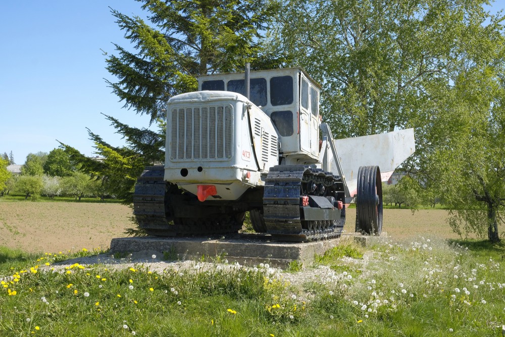 Traktors ar grāvju rakšanas iekārtu