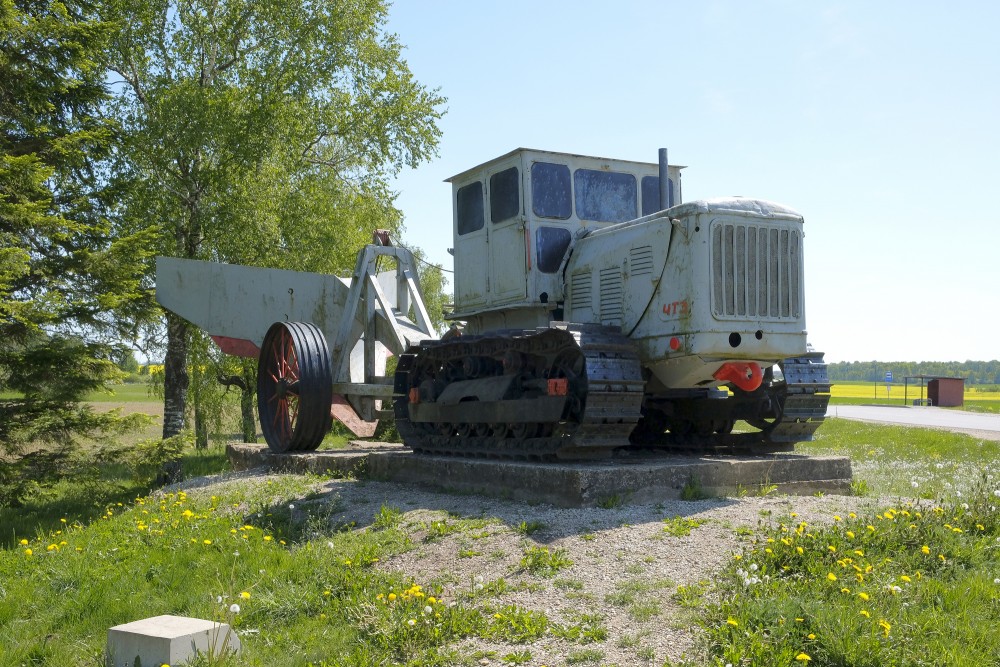 Traktors ar grāvju rakšanas iekārtu