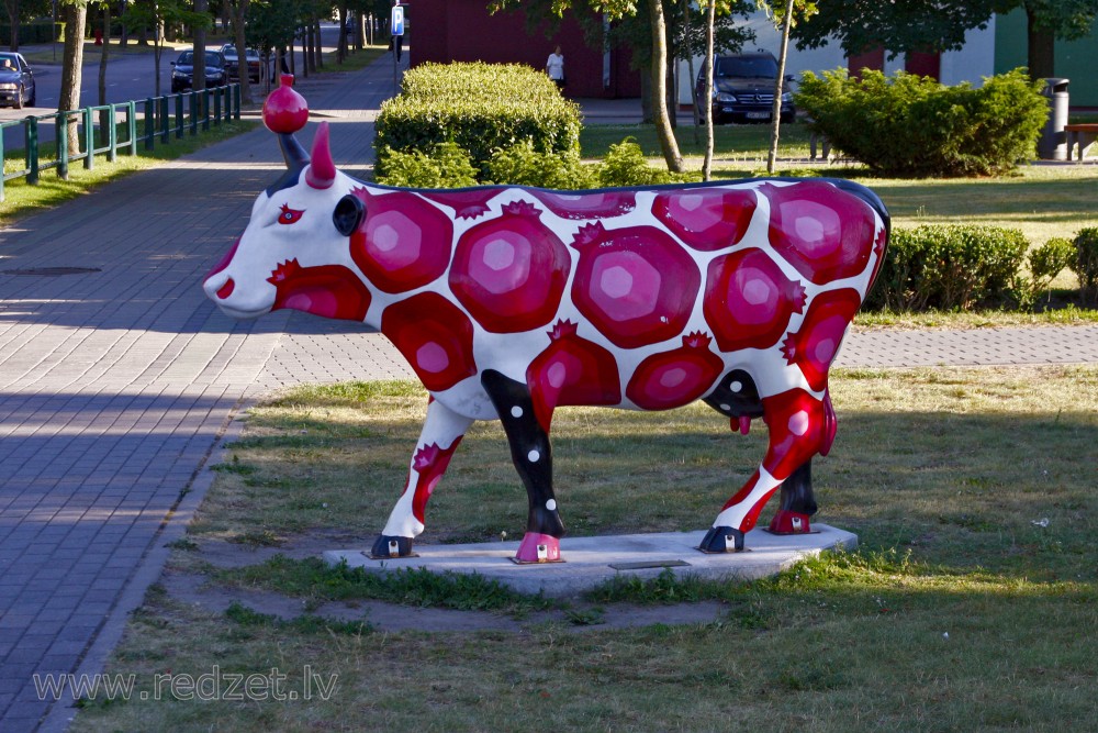 Sculpture – Pomegranate Cow (Ventspils)