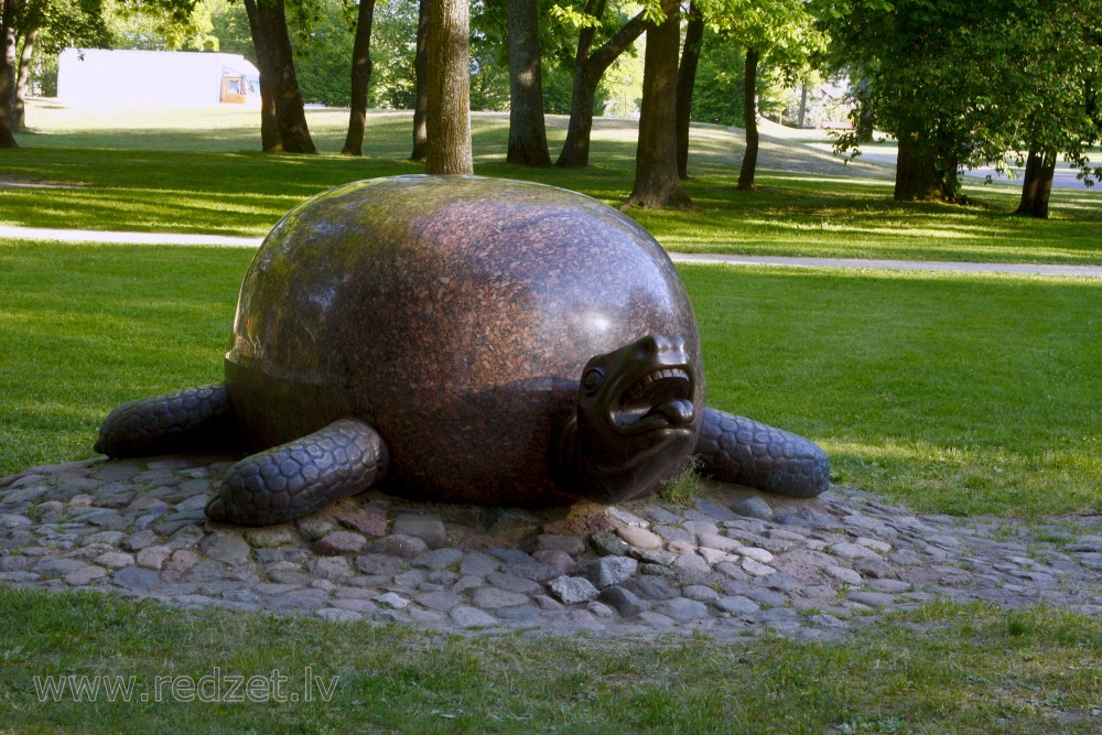 Skulptūra - Bruņurupucis (Viktors Suškēvičs)