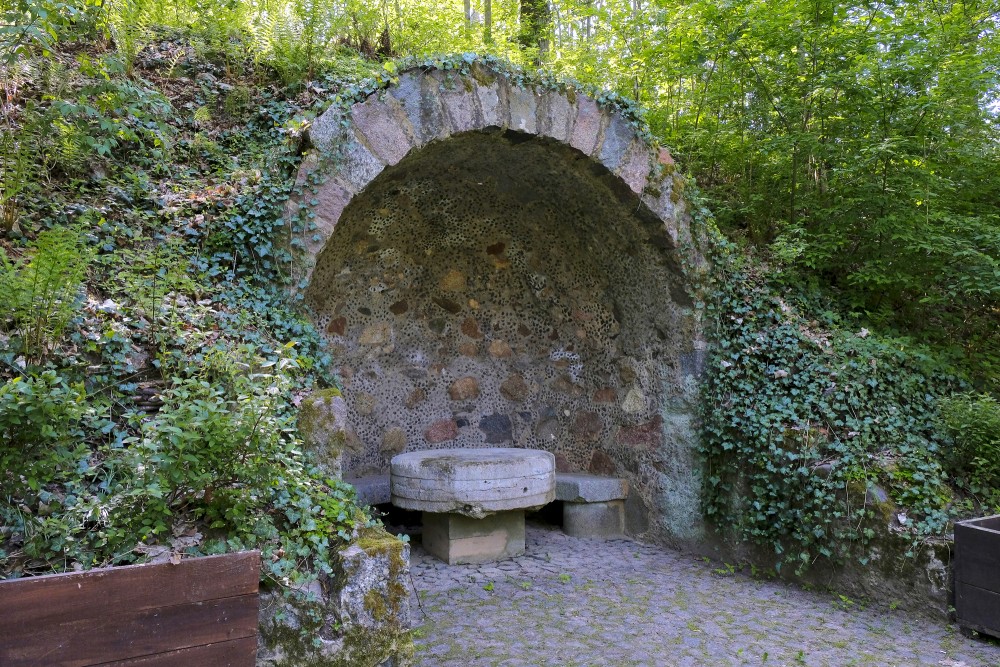 Grota Kazdangas muižas parkā