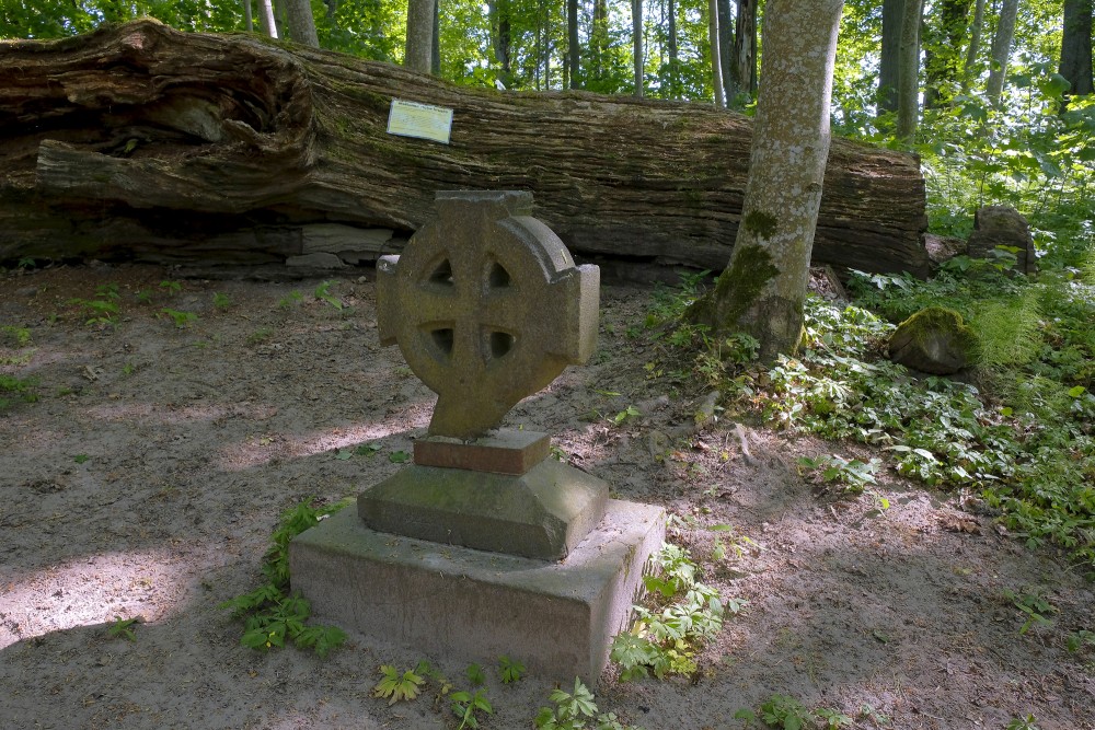 Meitenes riņķa krusts Kazdangas parkā