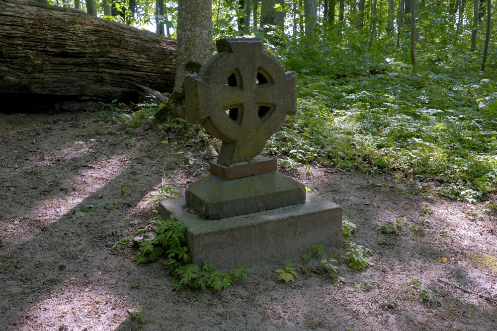 Girl's Circle Cross in Kazdanga Manor Park