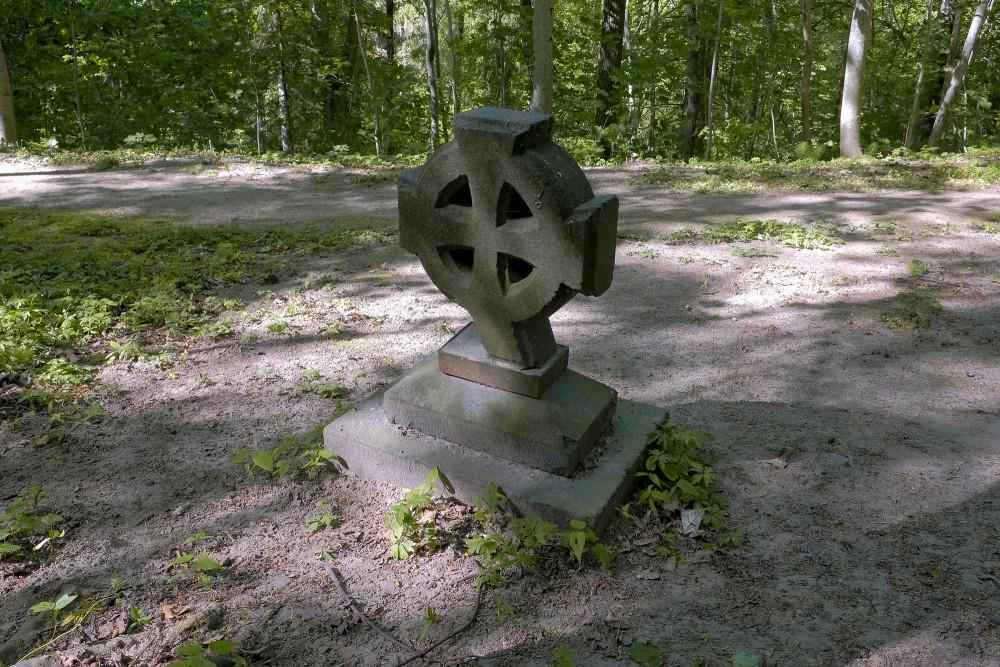 Girl's Circle Cross in Kazdanga Manor Park