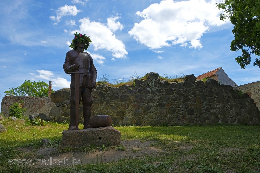 Čuguna bruņinieka skulptūra pie Aizputes pils
