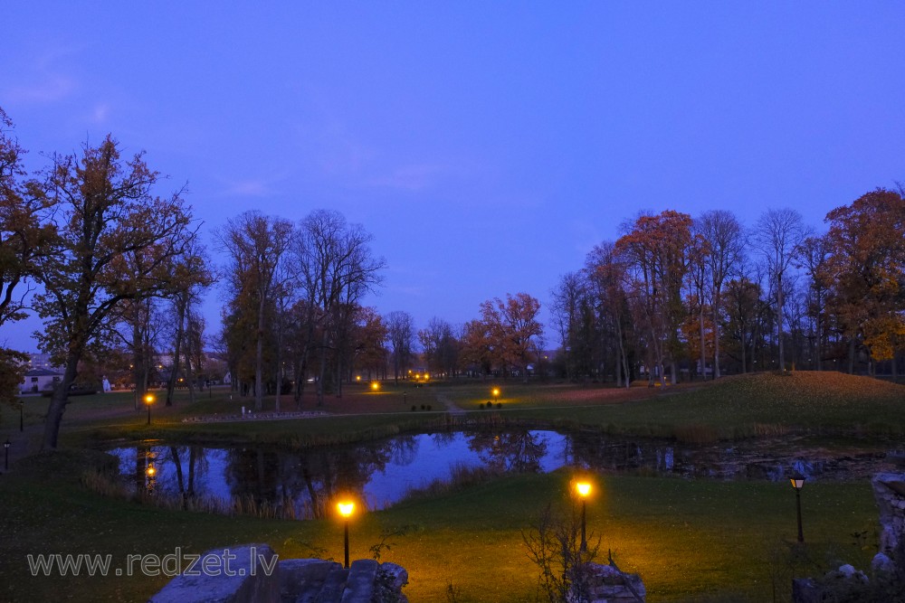 Gulbenes pils parks naktī