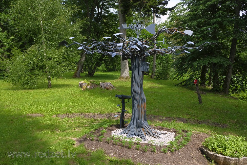 Sculpture "Mīlas Koks (Love Tree)" in Kazdanga manor park