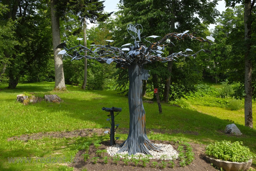 Sculpture "Mīlas Koks (Love Tree)" in Kazdanga manor park