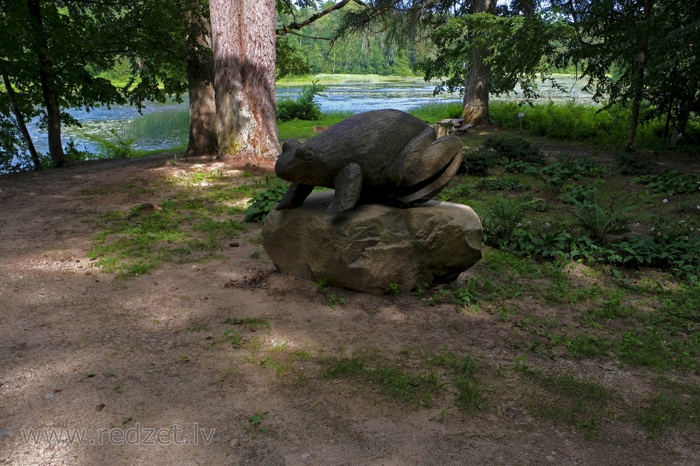 Vardes koka skulptūra Kazdangas parkā