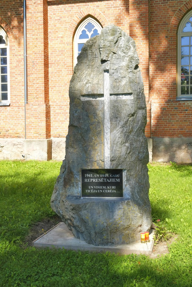 Piemineklis represēto piemiņai pie Budbergas luterāņu baznīcas