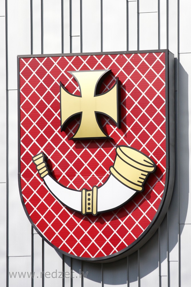 Ventspils ģerbonis Domes ēkas fasādē