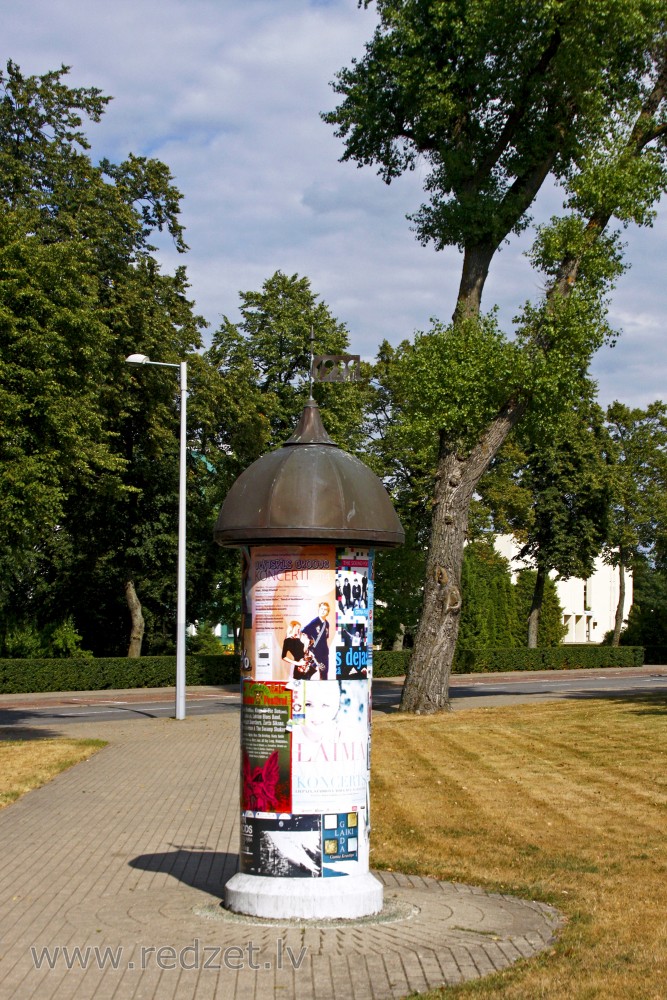 Afišu stabs Ventspilī