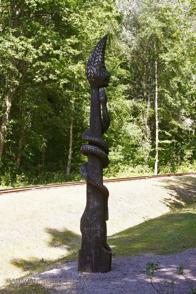 Zigmunds Bielis, koka skulptūra "Džungļu skūpsts" Zigmunds Bielis, koka skulptūra "Džungļu skūpsts"