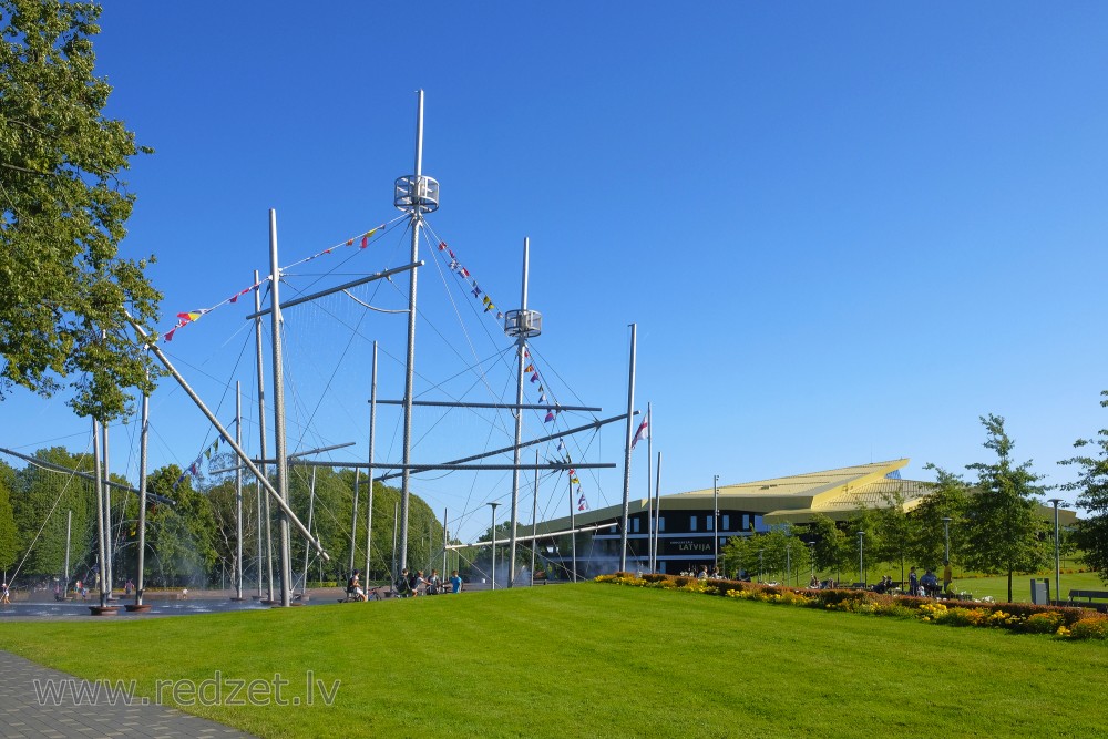 Ventspils Lielā laukuma strūklaka un Koncertzāle "Latvija"