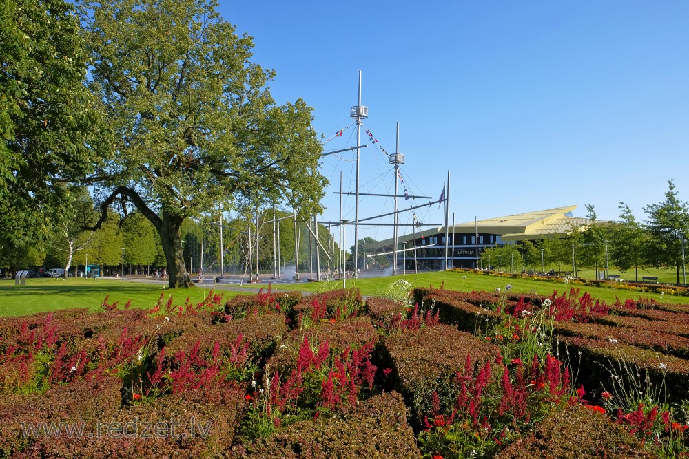 Ventspils Lielā laukuma strūklaka un Koncertzāle "Latvija"