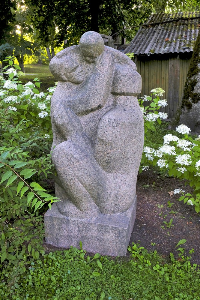 L. Rezevskas skulptūra "Ģimene" (1974)