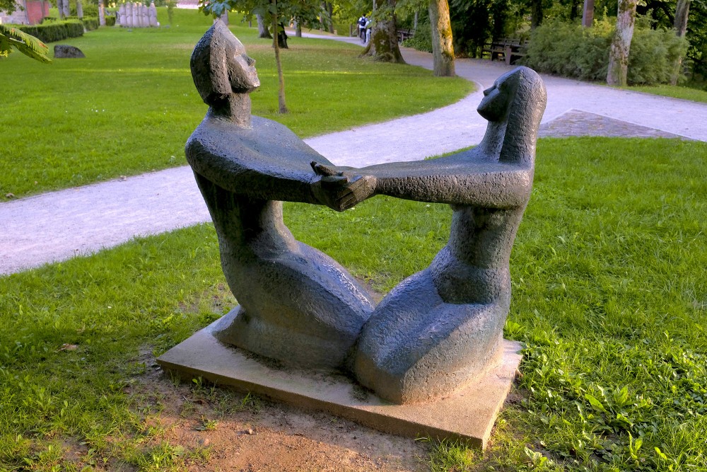 L. Rezevskas skulptūra "Divi" (1975)