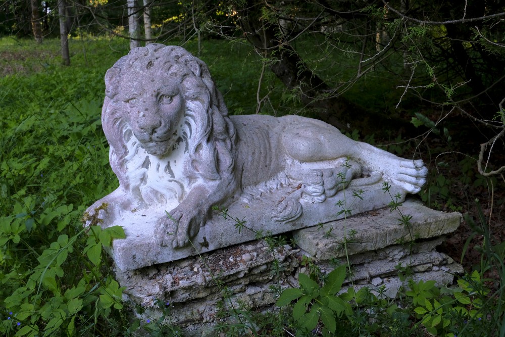 Lauvas skulptūra pie Lielās muižas Lauvas skulptūra pie Lielās muižas