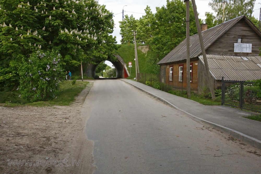 Tunelis pie tilta pār Daugavu