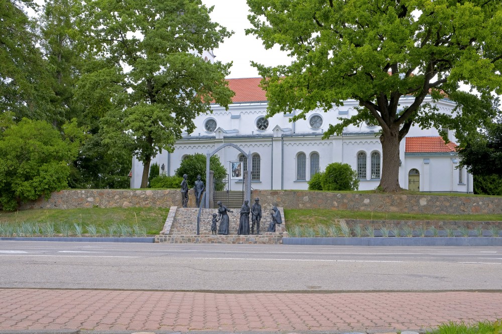 Saldus Sv. Jāņa luterāņu baznīca un bronzas skulptūras