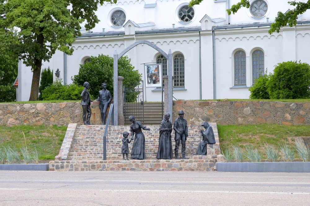 J. Rozentāla gleznas tēlu bronzas skulptūras, Saldus